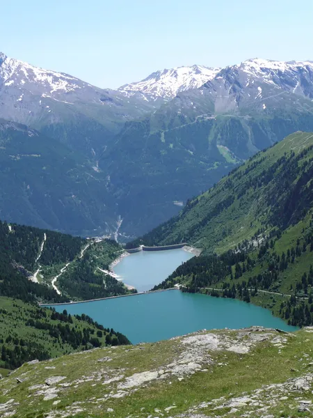 Jezero ve francouzských Savojských Alpách — Stock fotografie zdarma