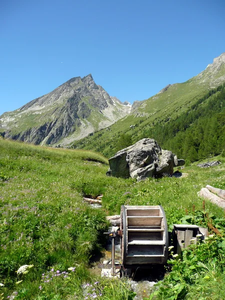 Pequeno moinho nos Alpes Franceses — Fotografia de Stock