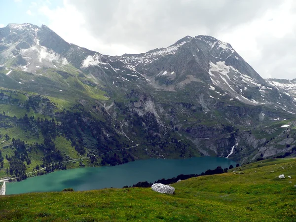 Sjön i franska Savoy Alperna Stockfoto