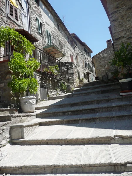 Calle en un pueblo de Casentino, Toscana, Italia —  Fotos de Stock