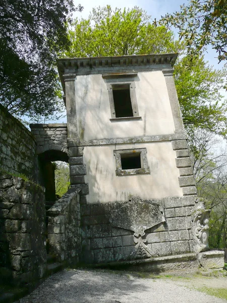 Ancient leaning building in the park of the Monsters in Bomarzo, Italy — Stock Photo, Image