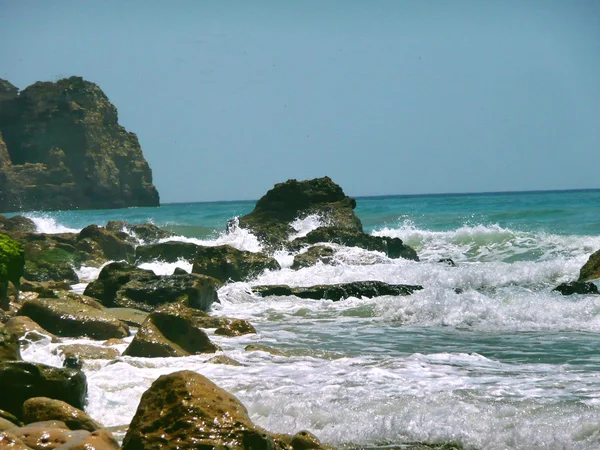 Βράχος στη θάλασσα του algarve, Πορτογαλία — Φωτογραφία Αρχείου