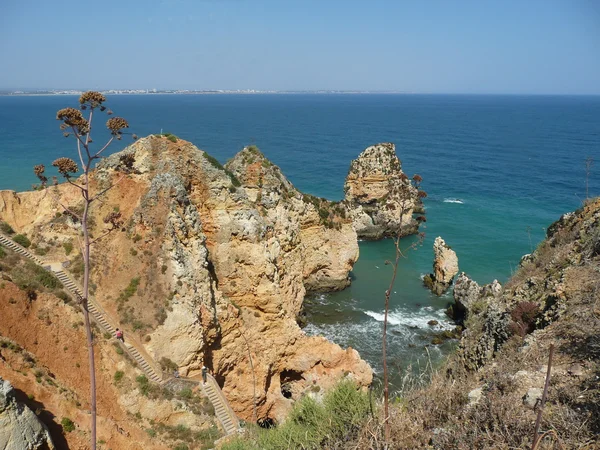 Rots in de zee van algarve, portugal — Stockfoto