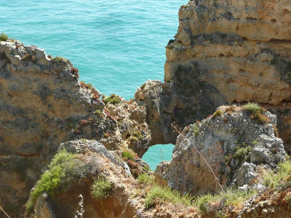 Скала в море Алгарве, Португал — стоковое фото