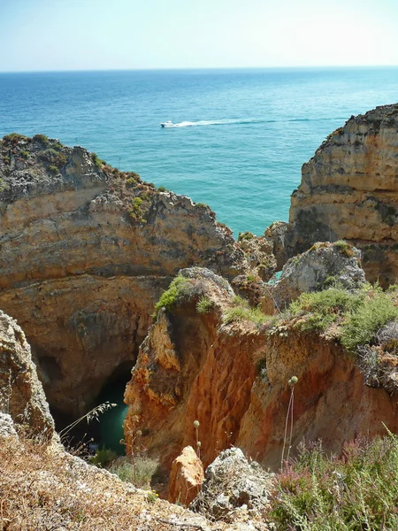 Skały w morzu algarve, Portugalia — Zdjęcie stockowe