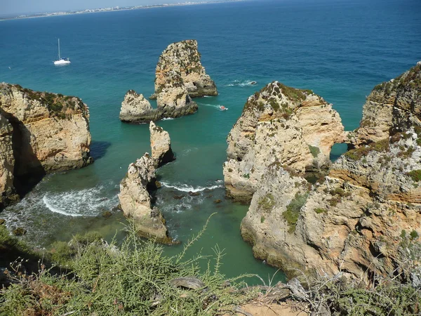 Skały w morzu algarve, Portugalia — Zdjęcie stockowe