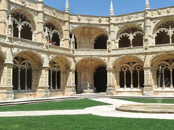 Claustro de Jerónimos Monasterio, Lisboa, Portugal — Foto de Stock