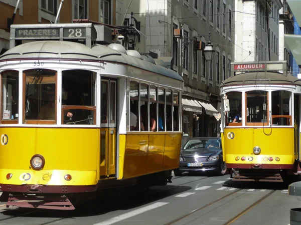 Трамвай у Лісабоні (Португалія). — стокове фото
