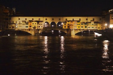 Ponte Vecchio köprüsü ve Arno nehri gece Floransa, İtalya 'da sel altında.