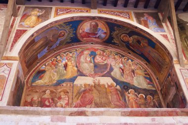 Assisi, İtalya 'daki San Leonardo kilisesinin dış duvarında freskler var.
