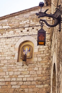 İtalya 'nın Assisi kentindeki antik lambalar ve kutsal tapınak.