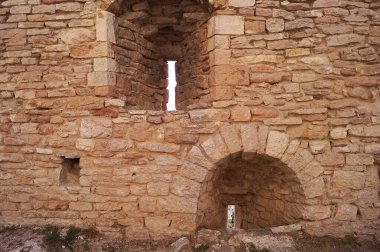 İtalya, Assisi 'de Rocca Major' ın duvarlarında Louvers