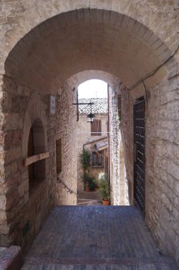 İtalya 'nın Assisi şehrinde merdivenleri olan tipik bir sokak.