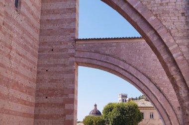 İtalya, Assisi 'deki Santa Chiara Bazilikası' nın uşakları.