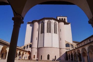 Assisi, İtalya 'da San Francesco Bazilikası' nın Apse ve Manastırı