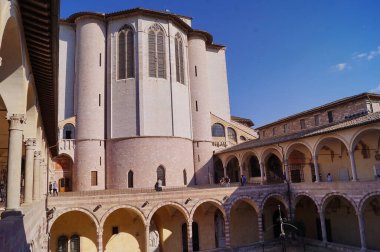 Assisi, İtalya 'da San Francesco Bazilikası' nın Apse ve Manastırı