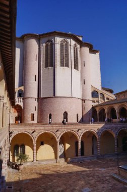 Assisi, İtalya 'da San Francesco Bazilikası' nın Apse ve Manastırı