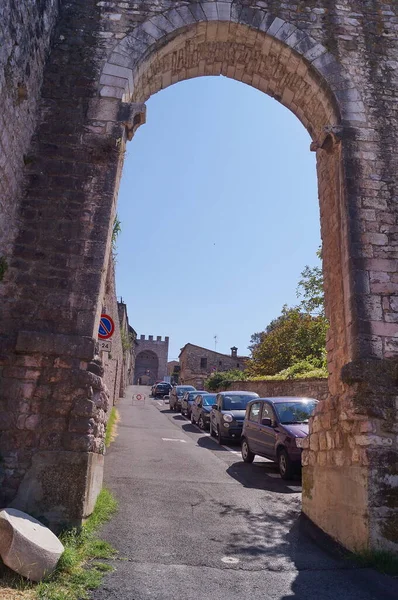 Tür Der Mittelalterlichen Stadtmauern Von Assisi Italien — Stockfoto