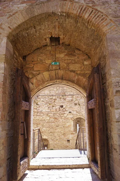 Assisi Talya Rocca Major Avlusuna Giriş Kapısı — Stok fotoğraf