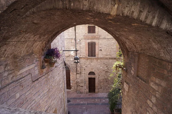 Typische Gasse Mit Treppe Der Mittelalterlichen Altstadt Von Assisi Italien — Stockfoto