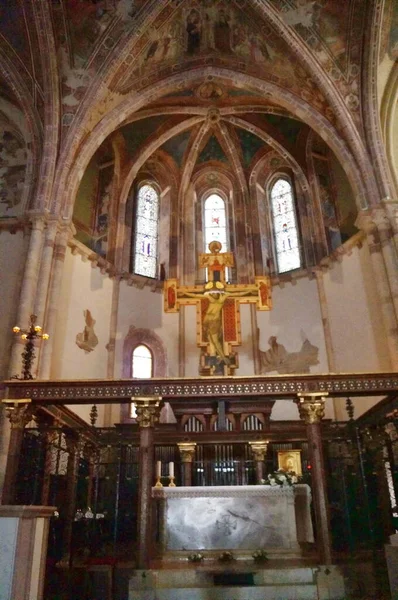 アッシジ イタリアのサンタ キアラ大聖堂の内部 — ストック写真