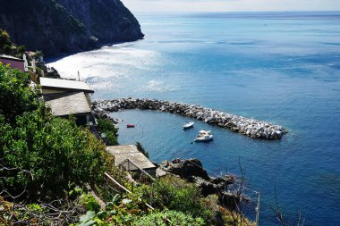 İtalya 'nın Cinque Terre bölgesindeki Riomaggiore köyünde küçük bir liman