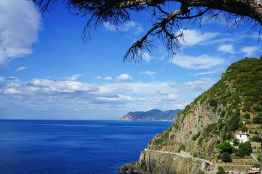 Riomaggiore, Cinque Terre, İtalya 'da denizdeki uçurum