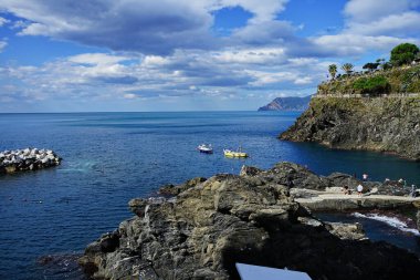 Manarola 'da deniz kıyısında uçurum, Cinque Terre, İtalya