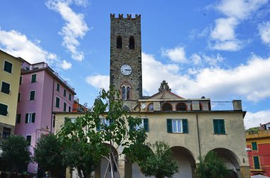 Monterosso, Cinque Terre, İtalya 'daki San Giovanni Battista kilisesinin çan kulesi.