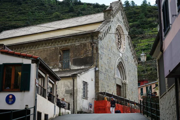 ロレンツォ教会殉教者Manarola Cinque Terre Italy — ストック写真
