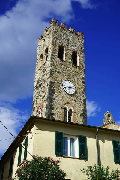 Колокольня Церкви Сан Джованни Баттиста Монтероссо Cinque Terre Италия — стоковое фото