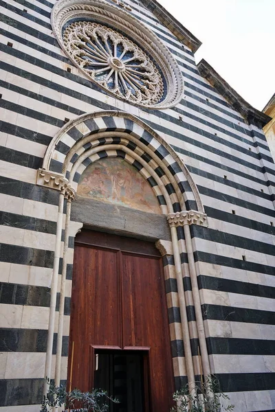 Фасад Церкви Сан Джованни Баттиста Монтероссо Cinque Terre Италия — стоковое фото