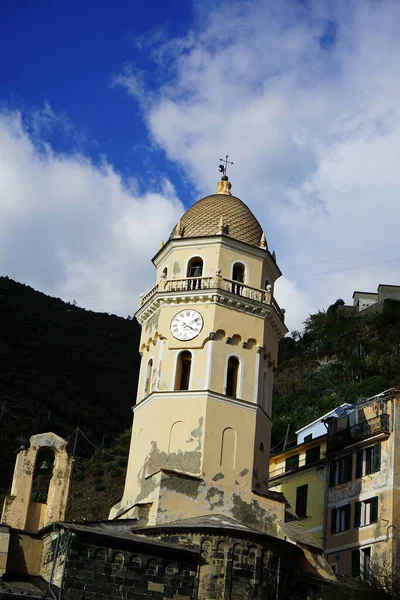 Kloktoren Van Kerk Van Santa Margherita Van Antiochia Het Dorp — Stockfoto