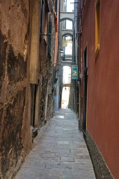 Vernazza köyündeki cadde, Cinque Terre, İtalya