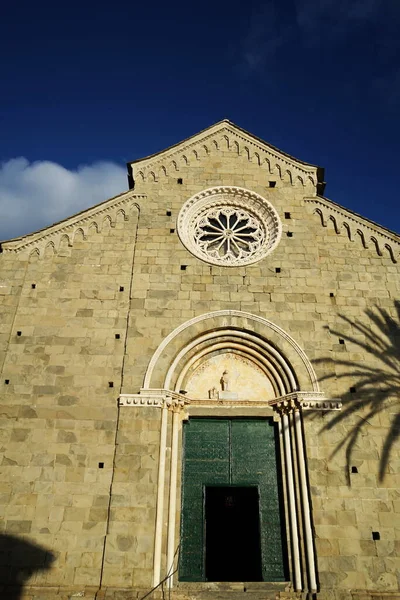 San Pietron Kirkon Julkisivu Cornigliassa Cinque Terre Italia — kuvapankkivalokuva