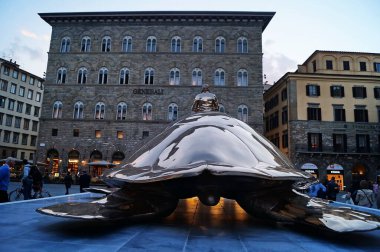 Jan Fabre 'nin büyük kaplumbağası Floransa, İtalya' daki meclis meydanında.