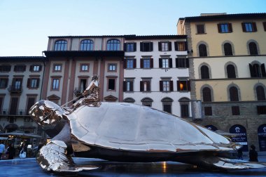 Jan Fabre 'nin büyük kaplumbağası Floransa, İtalya' daki meclis meydanında.