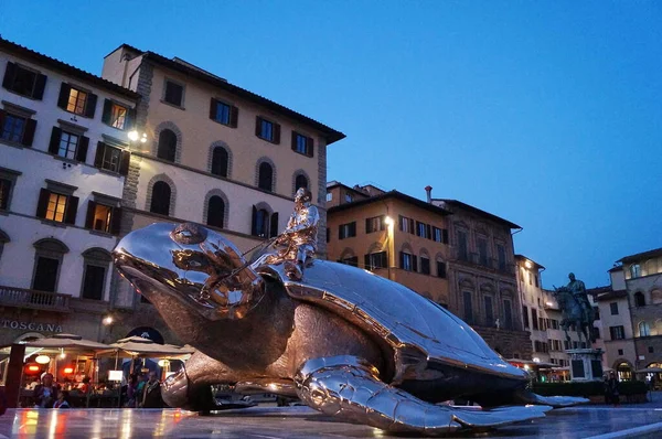 Jan Fabre 'nin büyük kaplumbağası Floransa, İtalya' daki meclis meydanında.