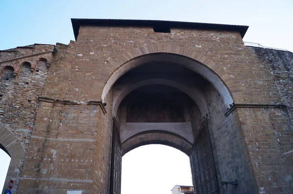 Римская Дверь Средневековых Стенах Флоренции Италия — стоковое фото