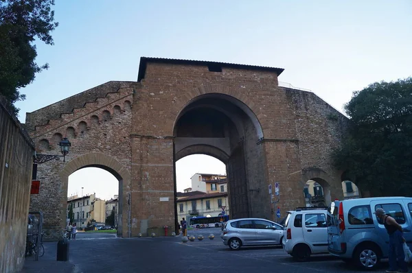 Rzymskie Drzwi Średniowiecznych Murach Florencji Włochy — Zdjęcie stockowe