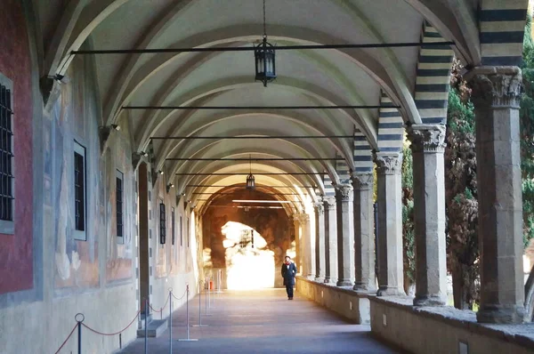 イタリアフィレンツェのサンタ マリア ノヴェッラ修道院のポルティコ — ストック写真