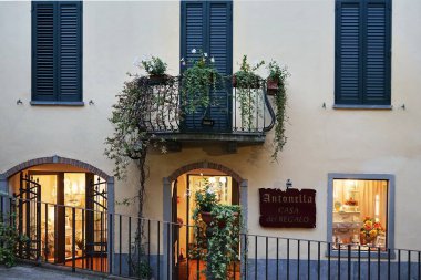 Castelnuovo Garfagnana, Tuscany, İtalya 'da Nicola Fabrizi caddesinde bir evin cephesi