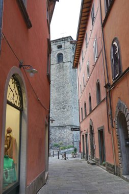 Aziz Peter ve Paul Castelnuovo Kilisesi 'nin çan kulesi Garfagnana, Toskana, İtalya