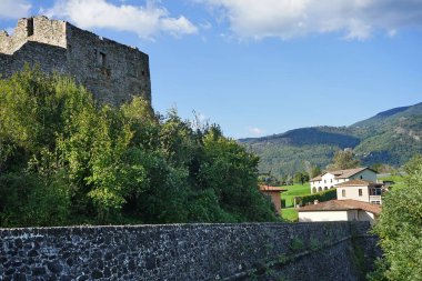 Castelnuovo Garfagnana, Tuscany, İtalya 'daki Monte Alfonso kalesinin antik kalıntıları.