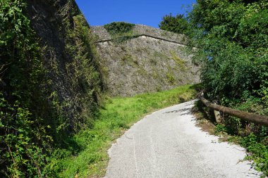Castelnuovo Garfagnana, Toskana, İtalya 'daki Mont' Alfonso Kalesi 'nin antik duvarları