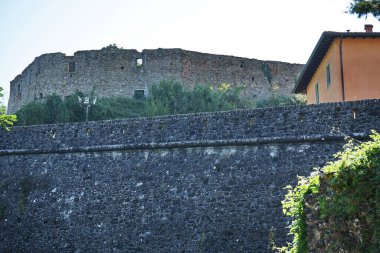 Castelnuovo Garfagnana, Toskana, İtalya 'daki Mont' Alfonso Kalesi 'nin antik duvarları