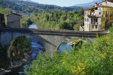 Santa Lucia köprüsü Castelnuovo Garfagnana 'daki Serchio Nehri üzerinde; Toskana, İtalya