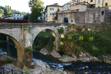 Santa Lucia köprüsü Castelnuovo Garfagnana 'daki Serchio Nehri üzerinde; Toskana, İtalya