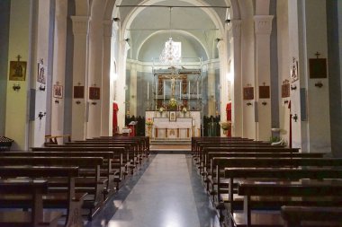 İtalya 'da Garfagnana, Toskana' daki Piazza al Serchio 'da Aziz Peter Kilisesi' nin içinde.