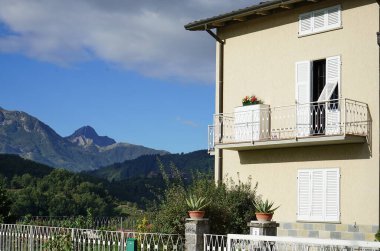 Apuan Alpleri Piazza al Serchio, Tuscany, İtalya 'dan görüldü